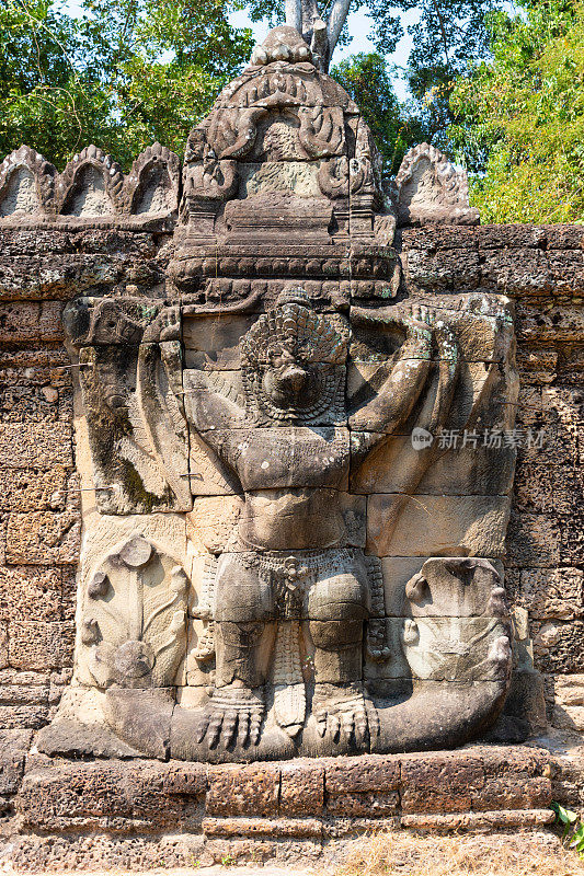 柬埔寨班提寺(Banteay Kdei)墙上的大型雕刻雕像